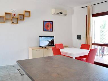 Inviting Holiday Home in Loiri with Swimming Pool near Sea