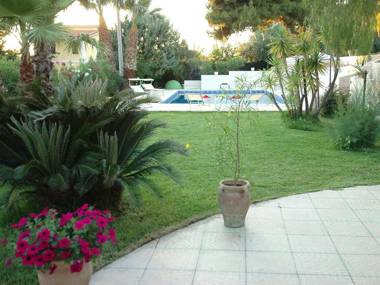 Holiday home with private pool only 500m from the beach