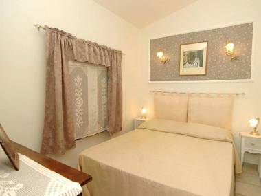 Holiday home with private pool only 500m from the beach