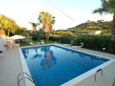 Holiday home with private pool only 500m from the beach