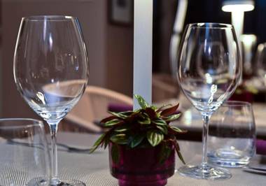 Uve Rooms & Wine Bar