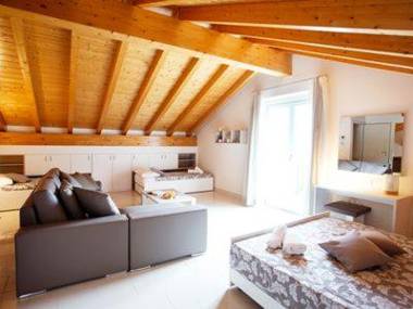 Apartment 5 - Overlooking Isola Comacina. Spacious living ideal for families of up to 10