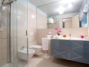 State of the art home suite with 180° panoramic lake view pool sauna & jacuzzi