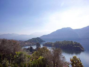 State of the art home suite with 180° panoramic lake view pool sauna & jacuzzi