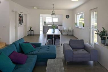 6 bedrooms house with furnished garden and wifi at Corfinio