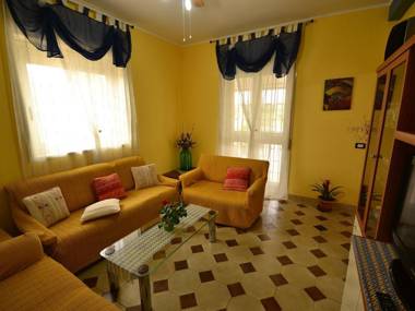 Pleasant Holiday Home with Balcony Veranda Barbecue