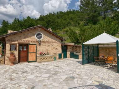Idyllic Cottage in Cagli with Fenced Garden