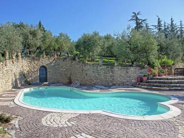 Apartment in quiet and green environment with swimming pool