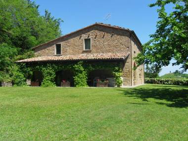 Stone house in the green rolling hills of the Apennines with garden.