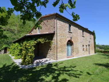 Stone house in the green rolling hills of the Apennines with garden.