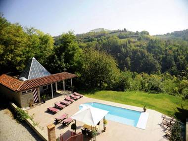 Apartment in small residence with swimming pool surrounded by green hills