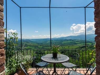 Mountain-view Holiday Home in Montecastelli with Private Terrace