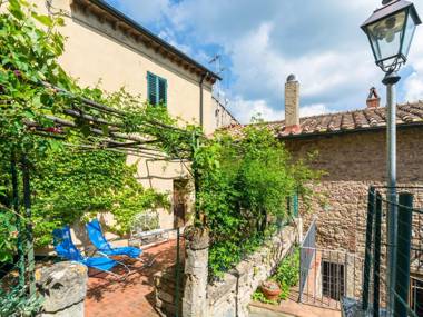 Vintage Holiday Home in Montecastelli Pisano with Terrace