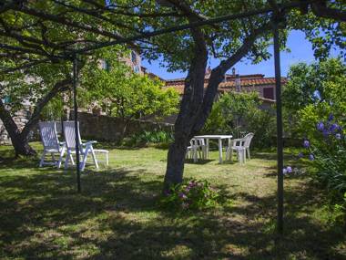Part of a large house in the center of Monte Castelli Pisano