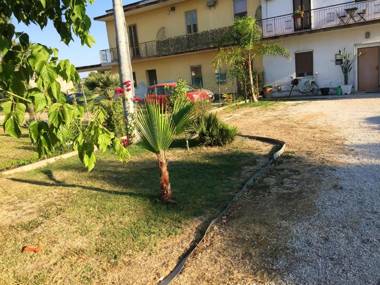 2 bedrooms appartement with enclosed garden and wifi at Cioccatelli 1 km away from the beach