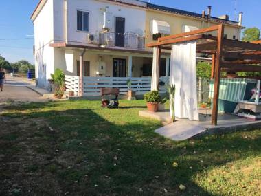 2 bedrooms appartement with enclosed garden and wifi at Cioccatelli 1 km away from the beach