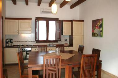 Villa Giardino Paradiso Cefalù con 13 posti letto e piscina riscaldata