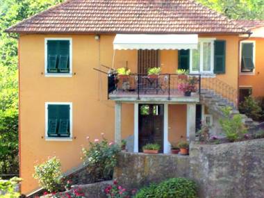 Hilltop Holiday Home in Sesta Godano with Balcony & Parking