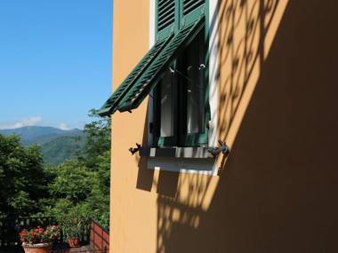 Hilltop Holiday Home in Sesta Godano with Balcony & Parking