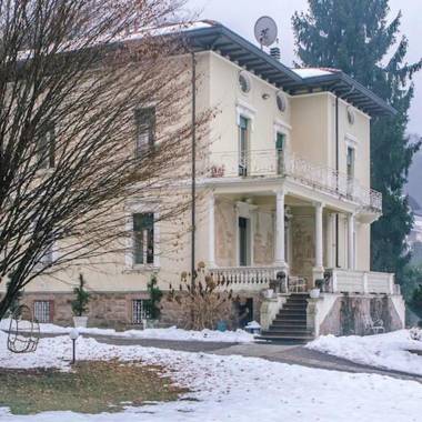 La Villa del Lago  Lake Country House