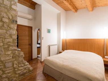 House with pool garden and wifi in medieval village with panoramic views.