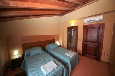 Villa Diana Marche - intera struttura con piscina