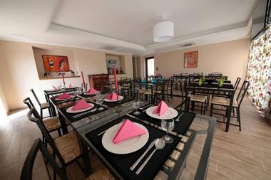 Villa Diana Marche - intera struttura con piscina