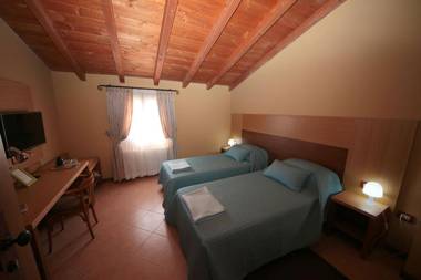 Villa Diana Marche - intera struttura con piscina