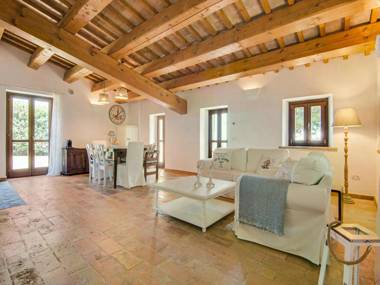 Stunning Apartment in Mombaroccio near Metauro River