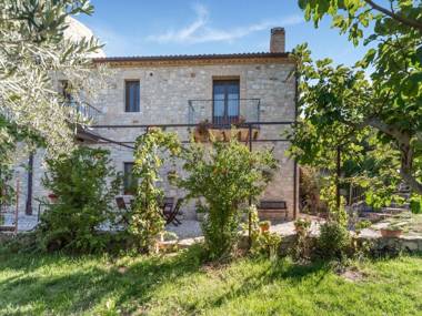 Vibrant Cottage near Lake in Bomba