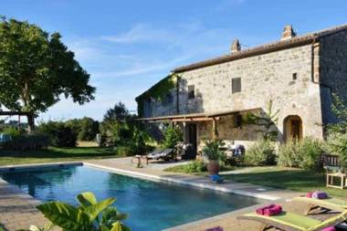 Casa del Piano Valle dei Calanchi in front of Civita Di Bagnoregio