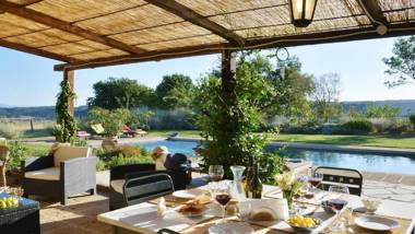 Casa del Piano Valle dei Calanchi in front of Civita Di Bagnoregio