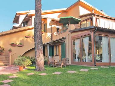 Spacious Holiday Home in Tuscany with Barbecue