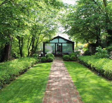 Glass House & SPA - DCA Certified -