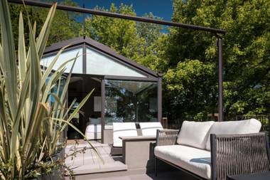 Glass House & SPA - DCA Certified -