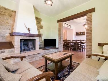 Spacious Villa in Tavoleto with Swimming Pool