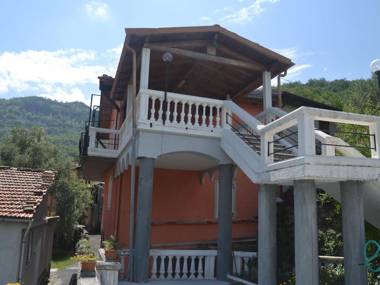 Cozy Holiday Home in Testico Liguria with garden