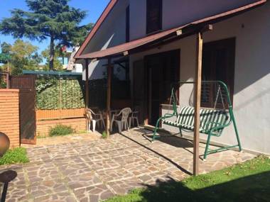 2 bedrooms house at Laura 100 m away from the beach with enclosed garden and wifi