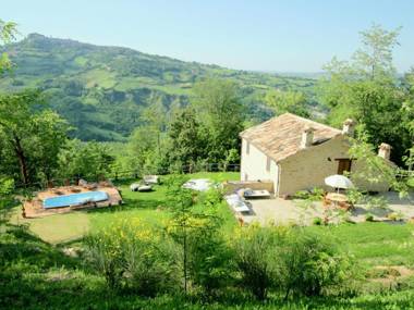 Charming Villa in Monte San Martino with Swimming Pool
