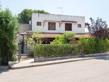 Traditional Holiday Home in Roseto Capo Spulico with Garden