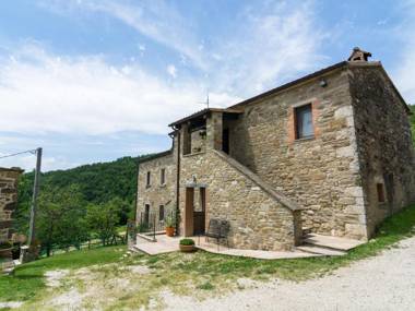 Lovely Farmhouse in Mercatello sul Metauro with Pool