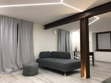 Bright Newly Renovated Apartment