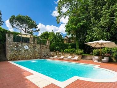 Holiday Home in the town centre with pool garden jacuzzi