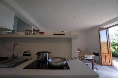 Burdi House apartment surrounded by greenery and tranquility near the sea