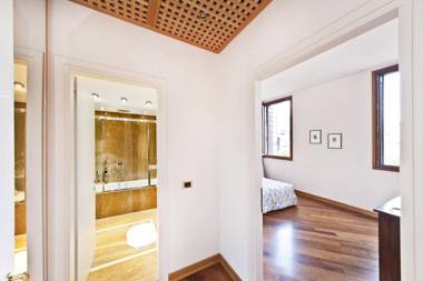 LUXURY and very central apartment in historical 1600 Palace with LIFT sanitize with OZONE