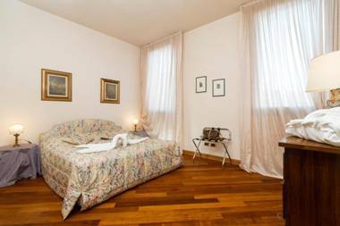 LUXURY and very central apartment in historical 1600 Palace with LIFT sanitize with OZONE