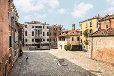 Ca' del Monastero 6 Collection Chic Apartment for 4 Guests with Lift