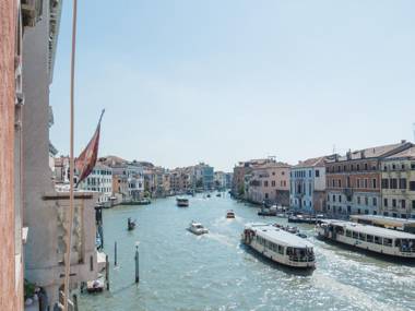 Luxury Apartment On Grand Canal