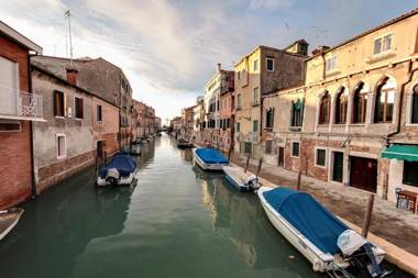 Cannaregio suite with garden