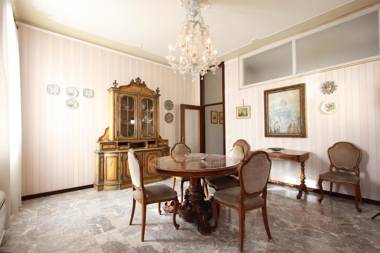 City Apartments Corner Canal View